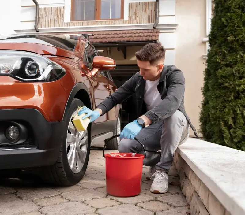 Lavage auto à domicile Navour-sur-Grosne : professionnel intervenant sur un véhicule
